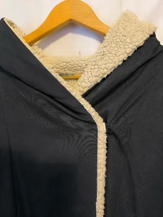 Parka negra con capucha y forro beige