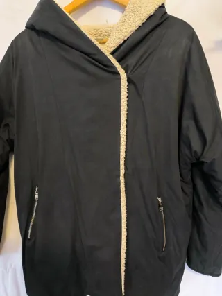 Parka negra con capucha y forro beige
