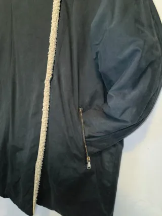 Parka negra con capucha y forro beige