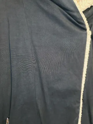 Parka negra con capucha y forro beige