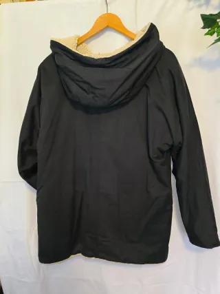 Parka negra con capucha y forro beige