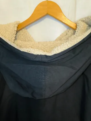 Parka negra con capucha y forro beige