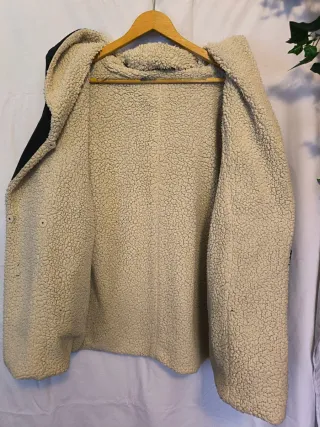 Parka negra con capucha y forro beige