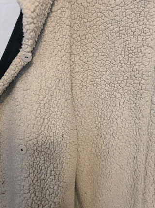 Parka negra con capucha y forro beige