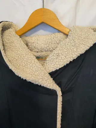 Parka negra con capucha y forro beige