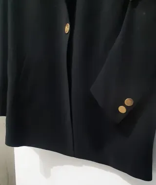 Chaqueta negra con botones dorados