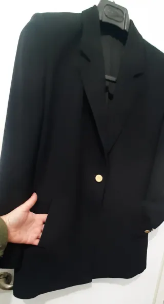 Chaqueta negra con botones dorados