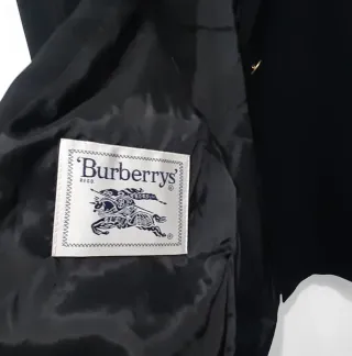 Chaqueta negra con botones dorados