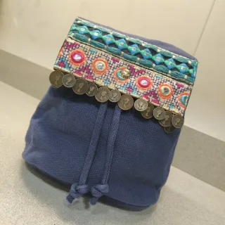 Mochila azul con bordado y monedas