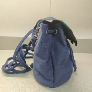 Mochila azul con bordado y monedas