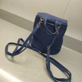 Mochila azul con bordado y monedas