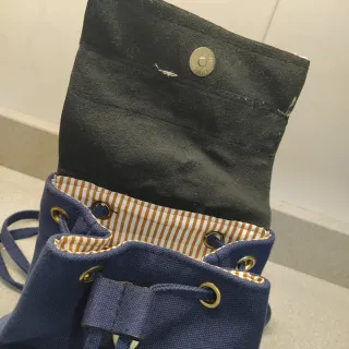 Mochila azul con bordado y monedas