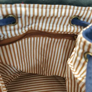 Mochila azul con bordado y monedas