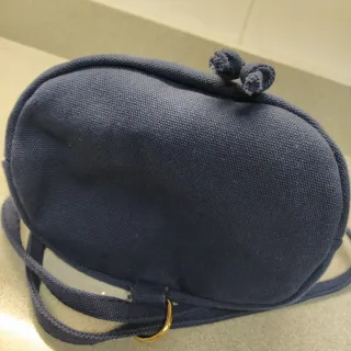 Mochila azul con bordado y monedas