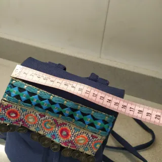 Mochila azul con bordado y monedas