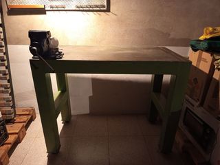 Banco de trabajo de acero verde