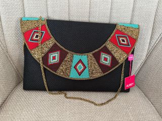 Bolso de mano con abalorios.