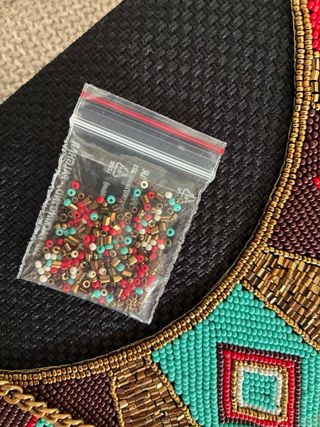 Bolso de mano con abalorios.