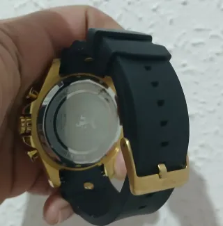 Reloj Invicta Dorado y Negro Original como nuevo