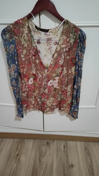 Blusa Zara floral manga larga
