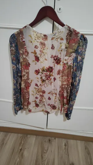 Blusa Zara floral manga larga