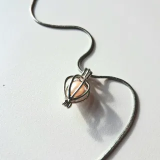 Collar plateado con colgante y perla cultivada