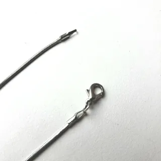 Collar plateado con colgante y perla cultivada