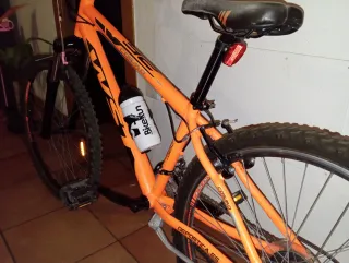 Bicicleta de montaña naranja