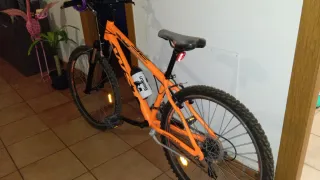 Bicicleta de montaña naranja