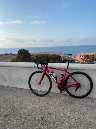 Bicicleta de carretera Trek SL6 Roja