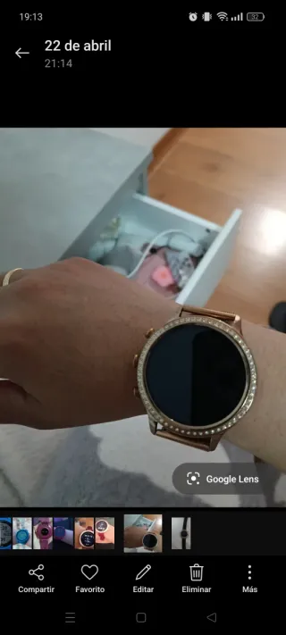 Reloj inteligente dorado con diamantes