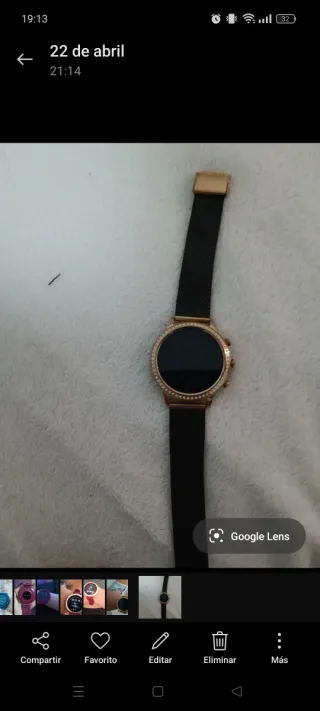 Reloj inteligente dorado con diamantes