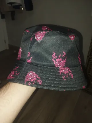 Gorro bucket diablo rosa negro