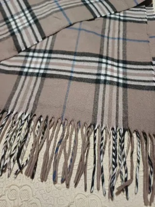 Bufanda de cuadros beige y líneas marrones