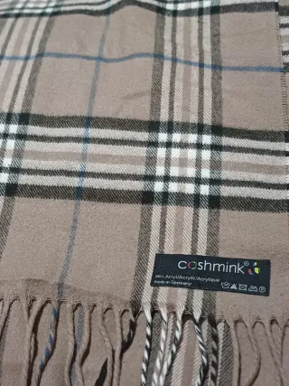 Bufanda de cuadros beige y líneas marrones