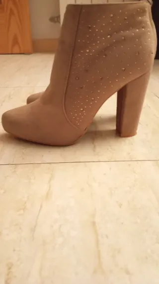 Botas de fiesta beige con pedrería