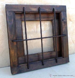 Finestra in legno con inferriate in ferro, 50 cm
