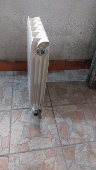 Radiador de calefacción blanco de 5 elementos.