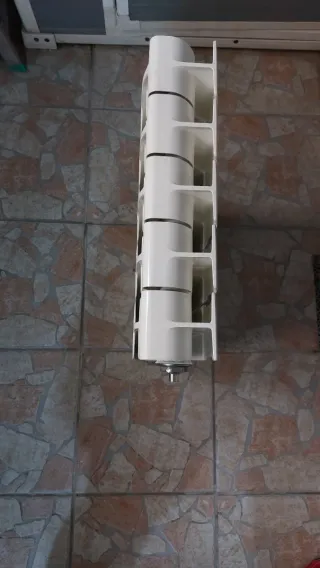 Radiador de calefacción blanco de 5 elementos.