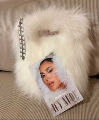 Bolso Huda Beauty blanco peluche