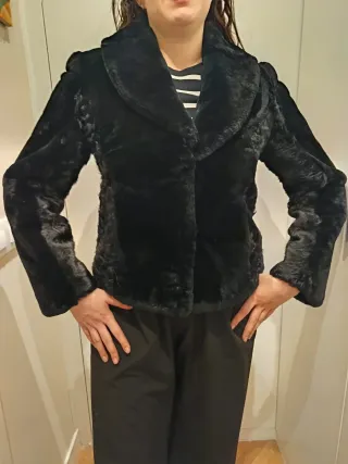 Chaquetón negro pelo conejo muy favorecedor.