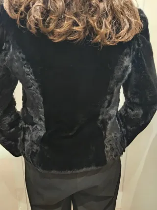 Chaquetón negro pelo conejo muy favorecedor.