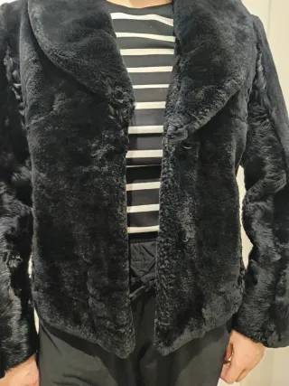 Chaquetón negro pelo conejo muy favorecedor.