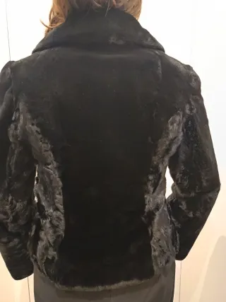 Chaquetón negro pelo conejo muy favorecedor.