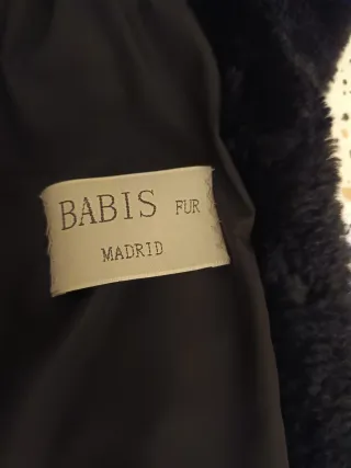 Chaquetón negro pelo conejo muy favorecedor.