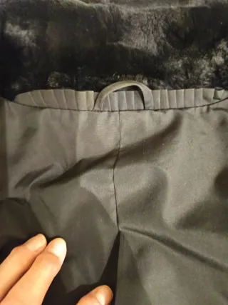 Chaquetón negro pelo conejo muy favorecedor.