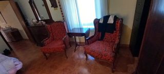 2 Sillones de tela y madera
