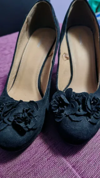 Zapatos de tacón cuña negros con flores talla 41.