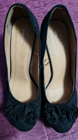 Zapatos de tacón cuña negros con flores talla 41.