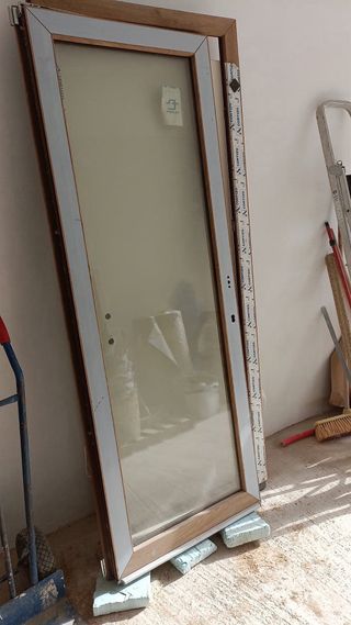 Puerta balconera de una hoja.